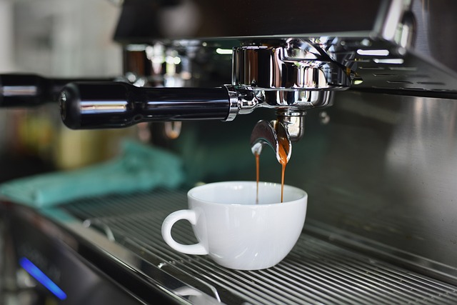 Porównanie zaawansowanych funkcji i korzyści stosowania profesjonalnych ekspresów do kawy na przykładzie wybranego modelu