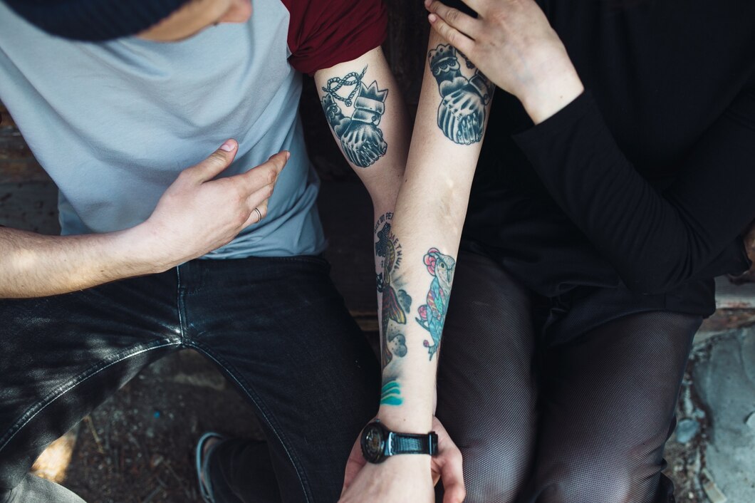 Jak bezpiecznie i estetycznie cieniować tatuaż? Porady dla przyszłych mam planujących tatuaże w specyficznych miejscach ciała