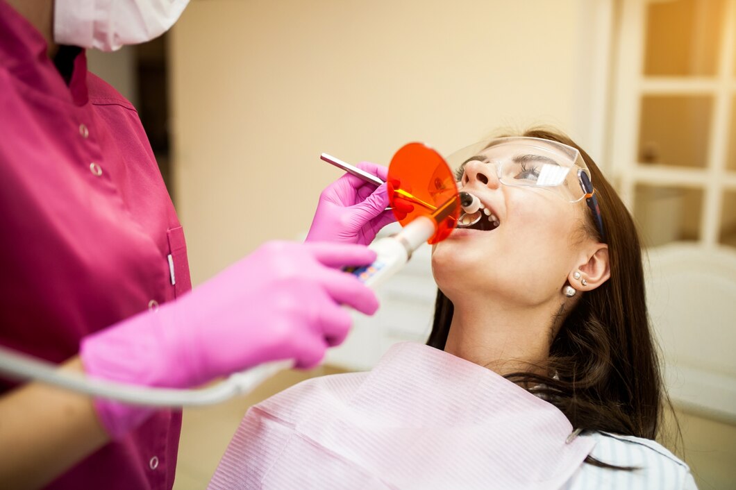 Zalety i wady różnych metod wybielania zębów: poradnik dla pacjentów