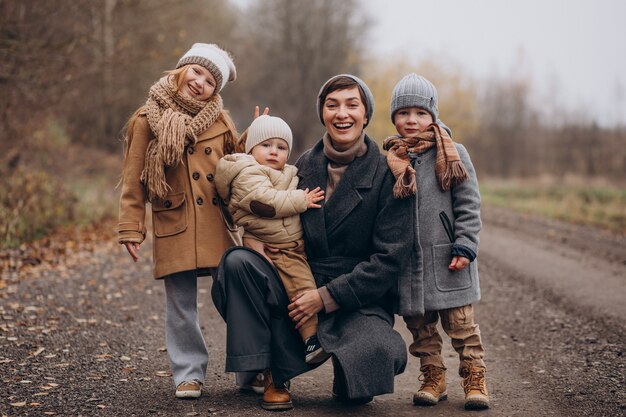 Czy warto zorgnizować profesjonalną sesję rodzinną z fotografem?