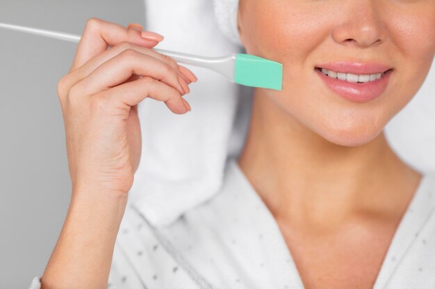 Jak wybrać odpowiednią pastę do zębów dla zdrowych dziąseł i śnieżnobiałego uśmiechu?